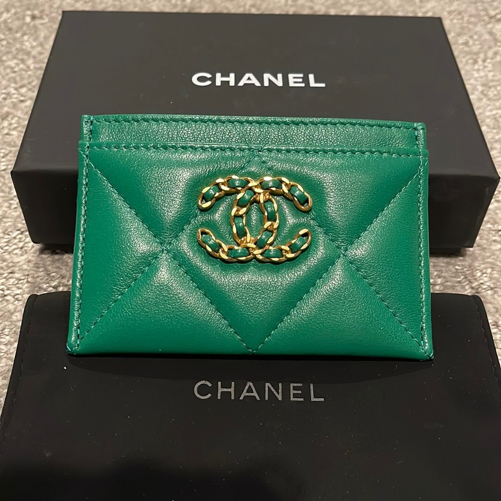 BNIB Chanel 19 Emerald Green Cardholder